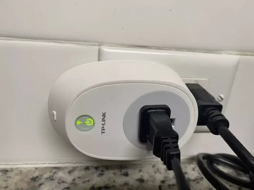 A TP-Link smart plug, which is compatible with dual-band 5 GHz routers even though it runs on 2.4 GHz Wi-Fi
